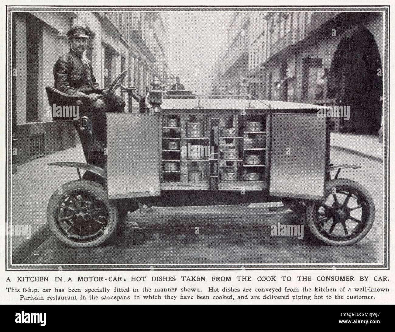 Un'auto elettrica a otto cavalli utilizzata per trasportare pasti caldi da un famoso ristorante parigino a persone nelle loro case. Data: 1909 Foto Stock