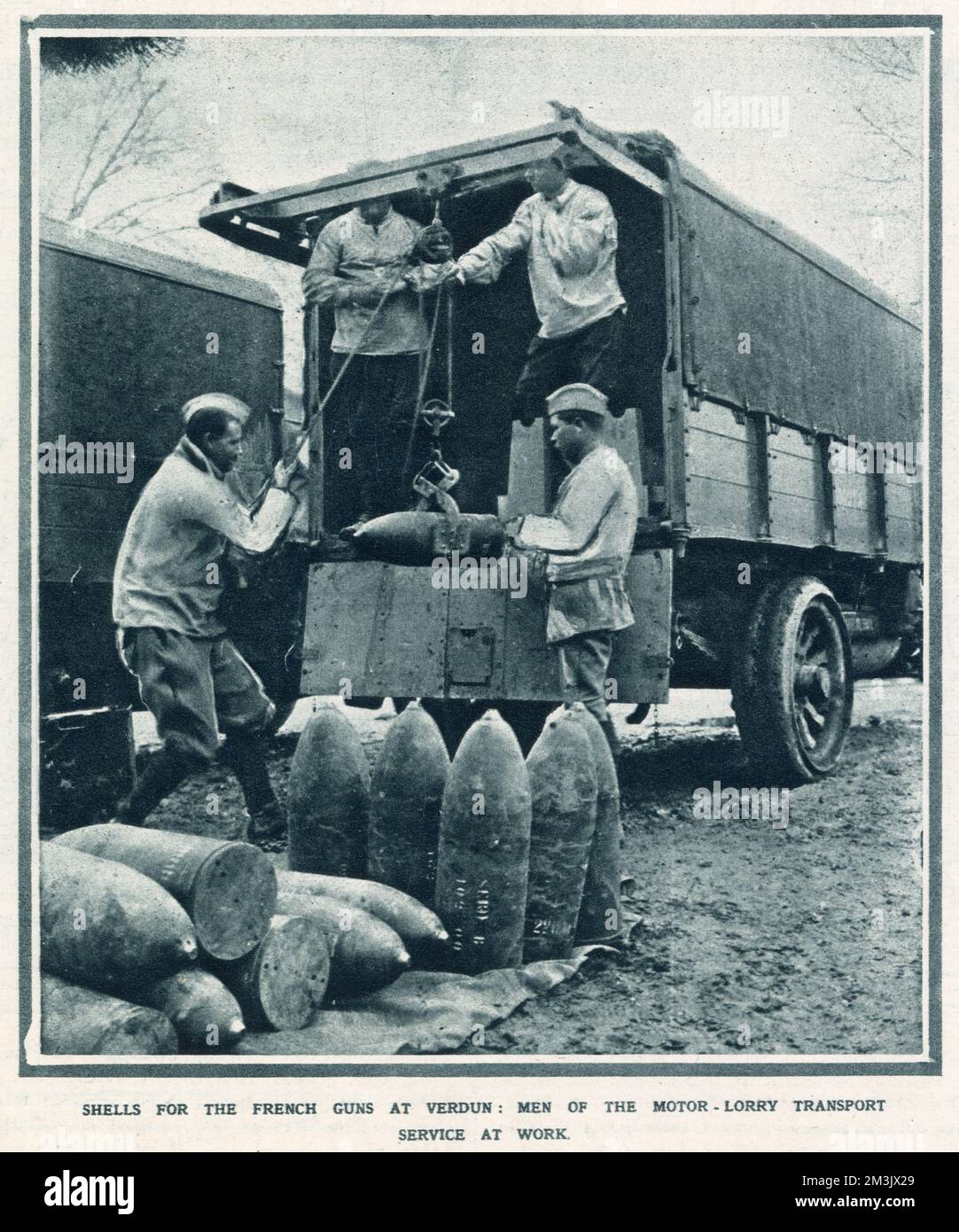 I soldati francesi caricano i gusci di artiglieria per le loro armi a Verdun su un camion per il trasporto. Foto Stock