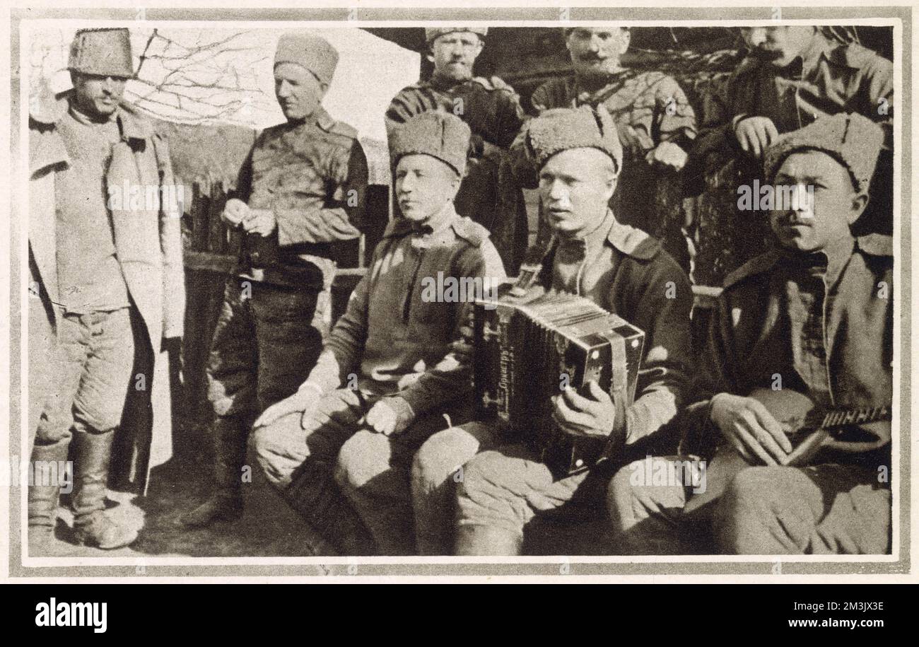 Soldati russi accompagnati da strumenti musicali Foto Stock