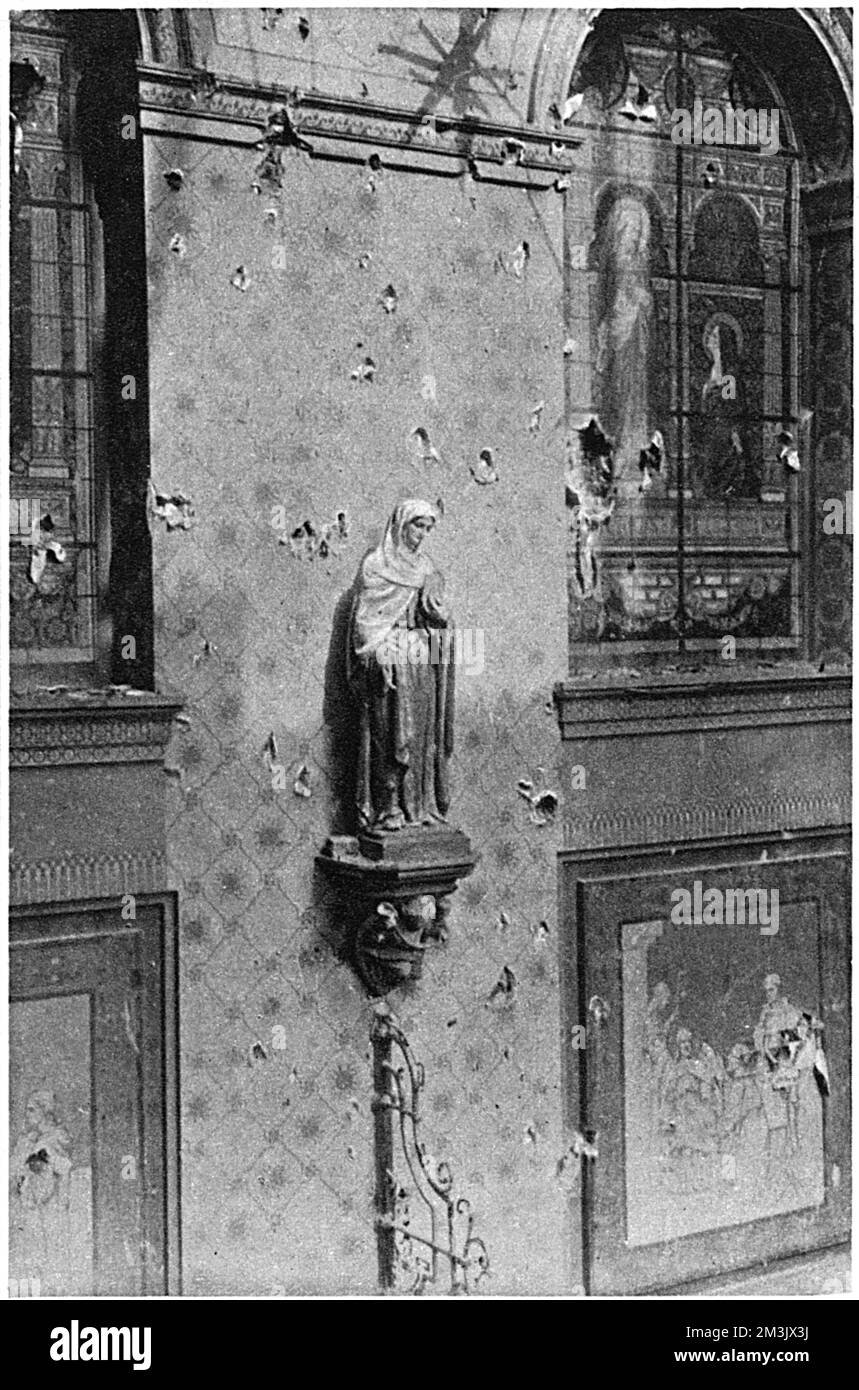 Fori di proiettile nelle pareti e nelle finestre di un convento di Ypres Foto Stock