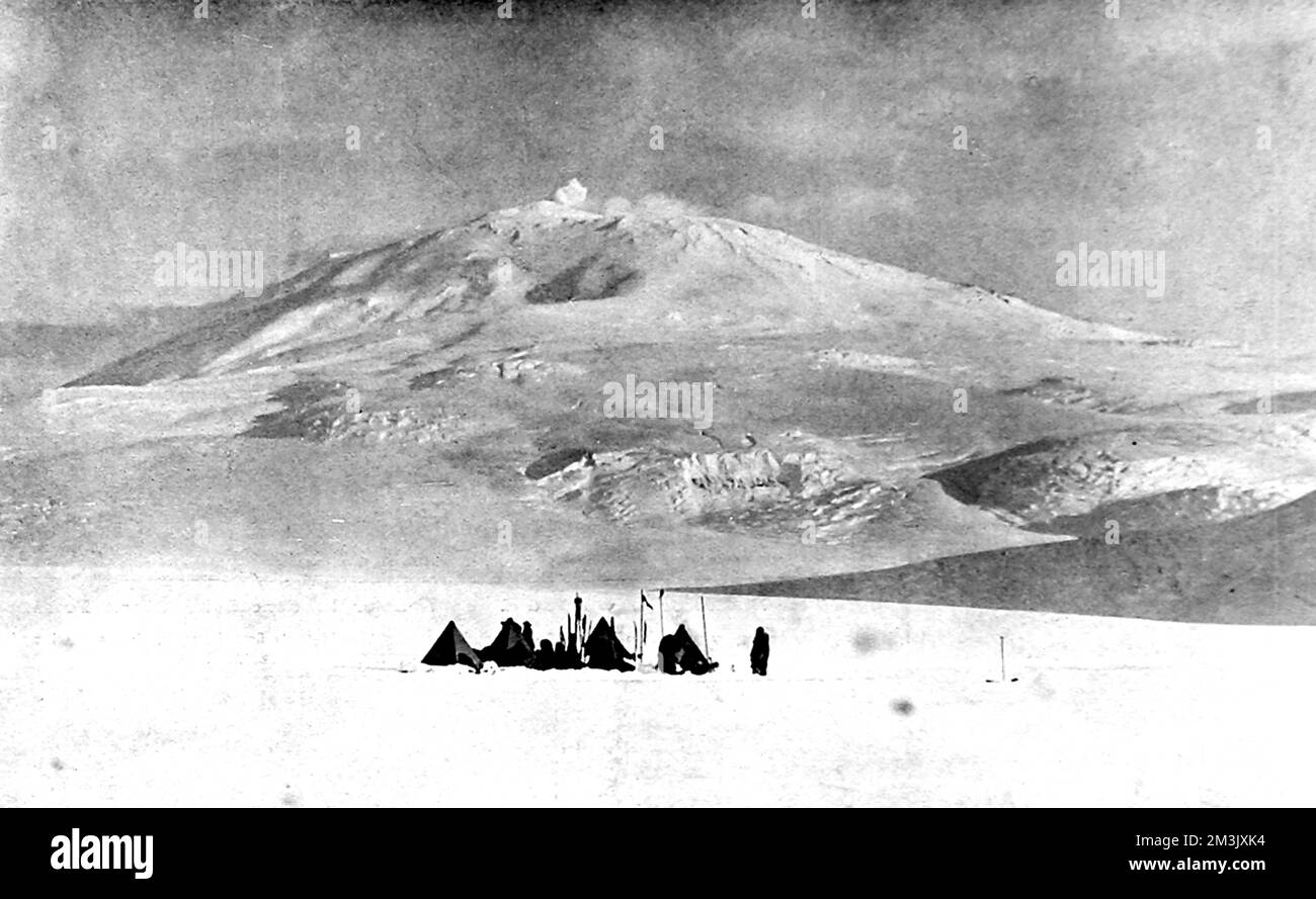 Monte Erebus, il vulcano di 13.200 piedi, che domina Ross Island, Antartide. Questa foto è stata scattata durante la spedizione Nazionale Antartica del 1901-04 e mostra uno dei campi della spedizione in primo piano. Data: 1903 Foto Stock
