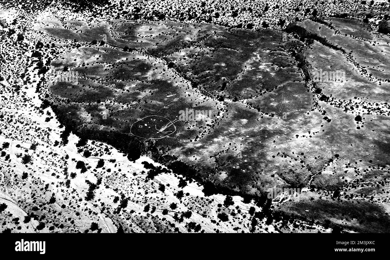 Fotografia aerea che mostra alcuni giganteschi pittogrammi ad intaglio trovati nel deserto californiano, 1932. Questi pittogrammi di intaglio sono stati formati da un artista sconosciuto, rimuovendo lo strato di ciottoli che copriva il resto della mesa sterile. Data: 1932 Foto Stock