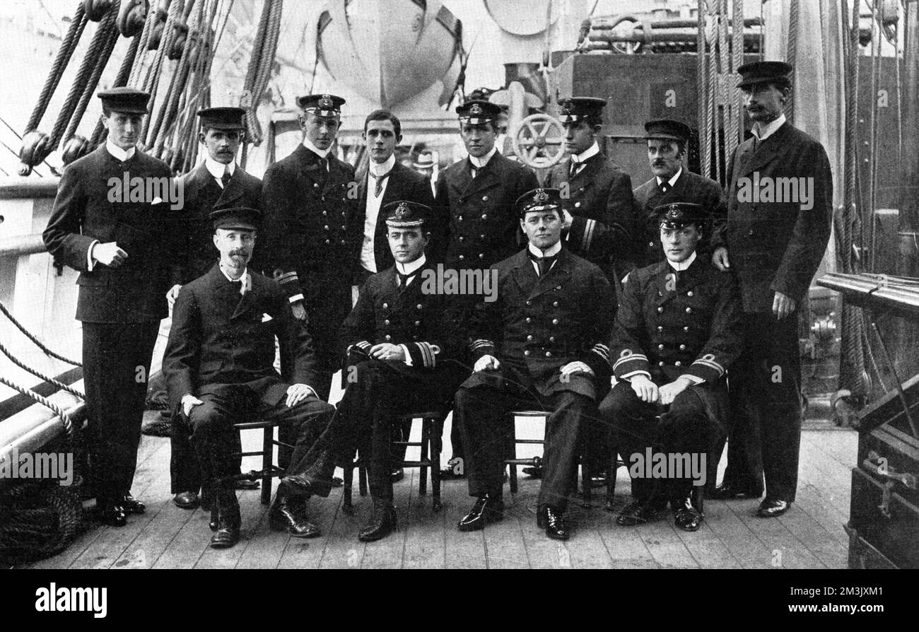 Fotografia degli ufficiali e scienziati della spedizione Antartica britannica del 1901-04, sul ponte della nave di ricerca 'Discovery', 1901. Gli ufficiali seduti sono (da sinistra a destra): Sig. G. Murray, FRS; capitano R.F. Scott; Lt. Armitage; Lt. Royds. In piedi (terzo da sinistra) Lt. Barne; (quinto da sinistra) Lt. Shackleton; (sesto da sinistra) Chief Engineer R.W. Skelton; (all'estrema destra) Dr. Koettlitz. Data: 1901 Foto Stock