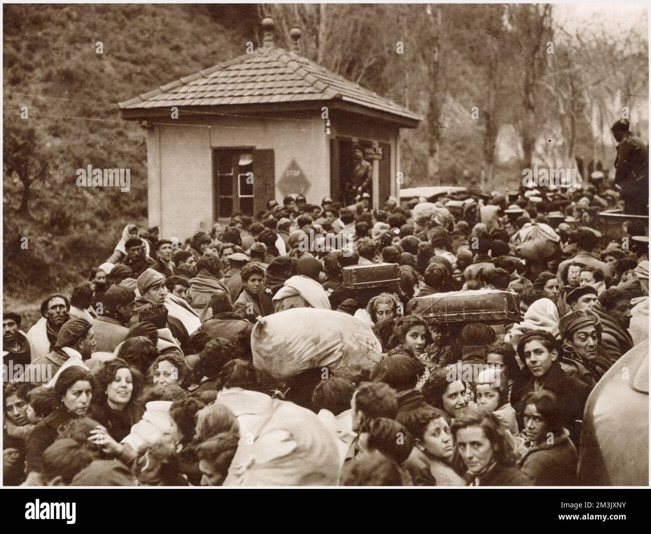 Alcuni dei rifugiati repubblicani fuggiti dalla Spagna per la Francia dopo la caduta di Barcellona. Nei primi due giorni la frontiera francese fu aperta nel 1939, 35.000 repubblicani attraversarono la frontiera per sfuggire ai nazionalisti di Franco. Foto Stock