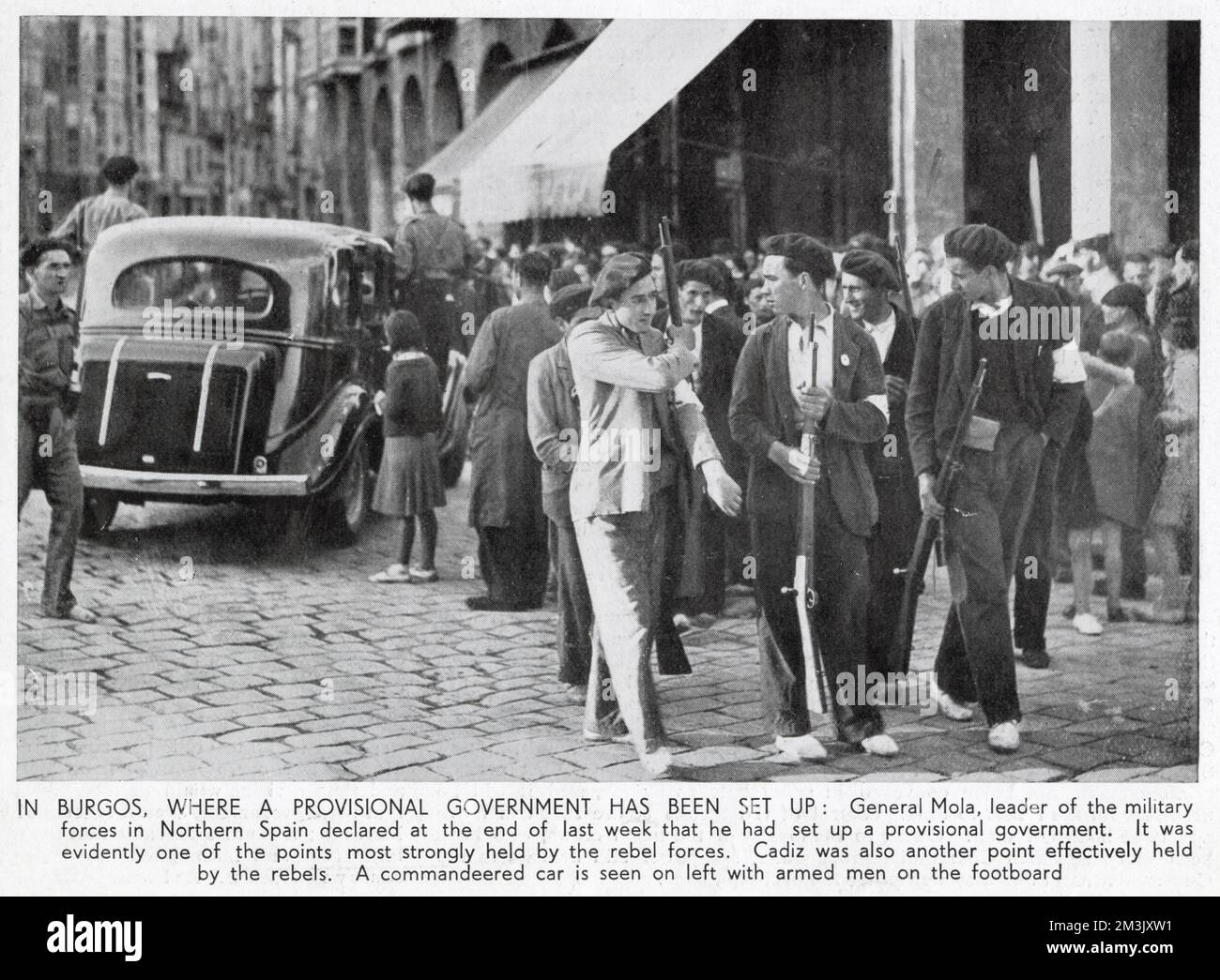 Uomini della milizia nazionalista, sotto il comando del generale Emilio Mola, nella città di Burgos, Spagna settentrionale, luglio 1936. A questo punto della guerra, molti combattenti avevano armi, ma non uniformi. Foto Stock