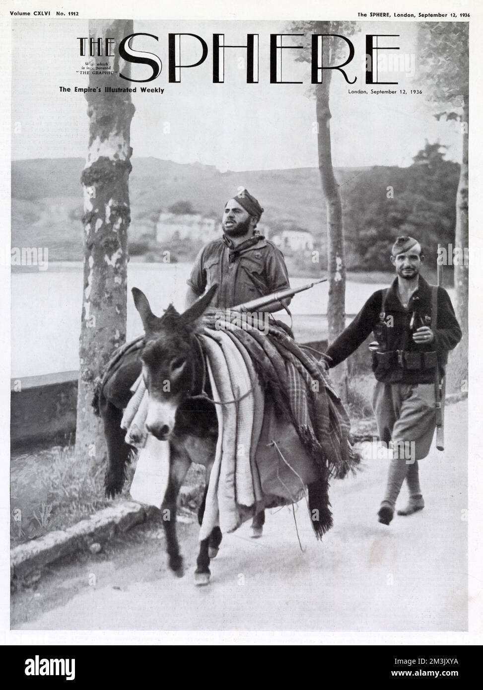 Due truppe nazionaliste e un asino che si dirigono lungo la strada per San Sebastian, nel nord della Spagna. Foto Stock