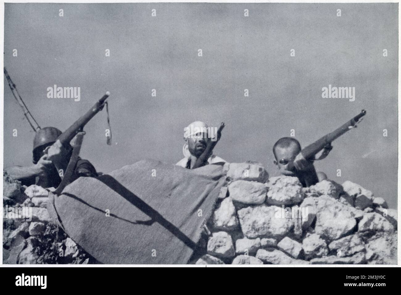 Alcune truppe nazionaliste irregolari sparano in una posizione repubblicana vicino a Huesca, durante la guerra civile spagnola. Foto Stock