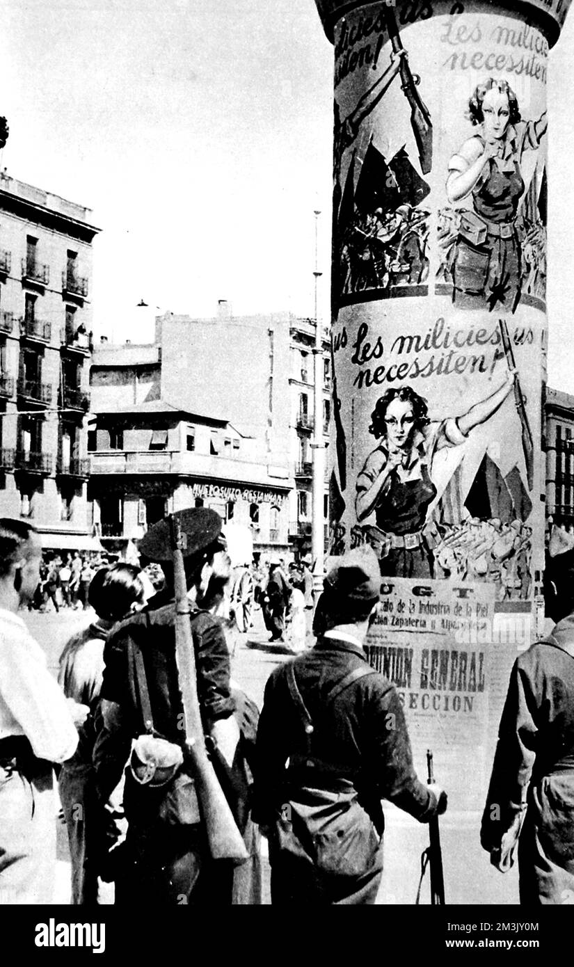 Fotografia che mostra alcuni soldati dell'esercito repubblicano guardando i manifesti prodotti dal loro governo, Barcellona, 1936. I manifesti mostrati hanno esortato le donne di Barcellona a unirsi alla causa repubblicana e a combattere accanto agli uomini. Data: 1936 Foto Stock