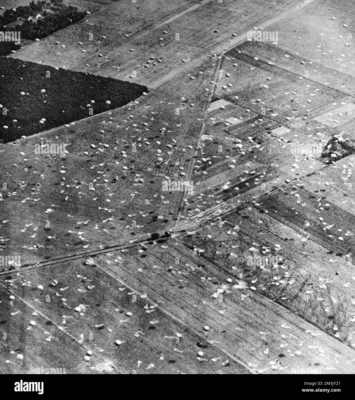 Fotografia aerea che mostra i paracadute dell'esercito aereo alleato che galleggiano sulla terra e scartano quelli, dopo l'atterraggio, in Olanda, settembre 1944. Il 17th settembre 1944 è stata messa in atto l'operazione 'Market Garden'; un piano coraggioso elaborato dal Field-Marshal Montgomery per far cadere migliaia di truppe aeree in Olanda per catturare una rotta di invasione in Germania. La prima divisione britannica Airborne, americana 81st e 101st ha preso parte al piano, che alla fine è stato infruttuoso. Data: 1944 Foto Stock