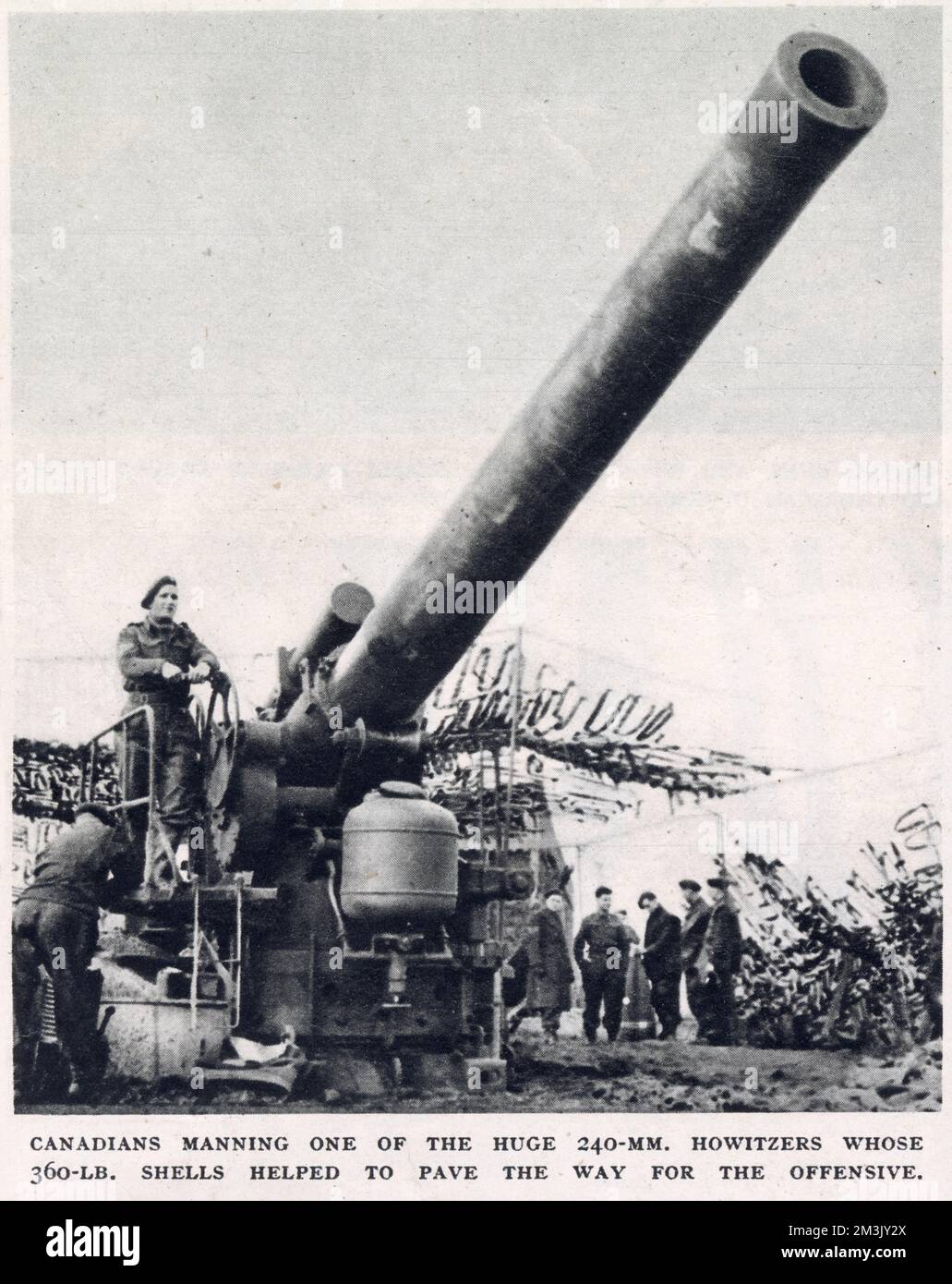 Un'unità di truppe canadesi che presiedano un howitzer 240mm, vicino alla zona del Reichswald, Germania, febbraio 1945. Questa pesante pistola di artiglieria sparava 360 chili a sostegno di un'offensiva britannica e canadese, contro le forze naziste nel Reichswald. Foto Stock