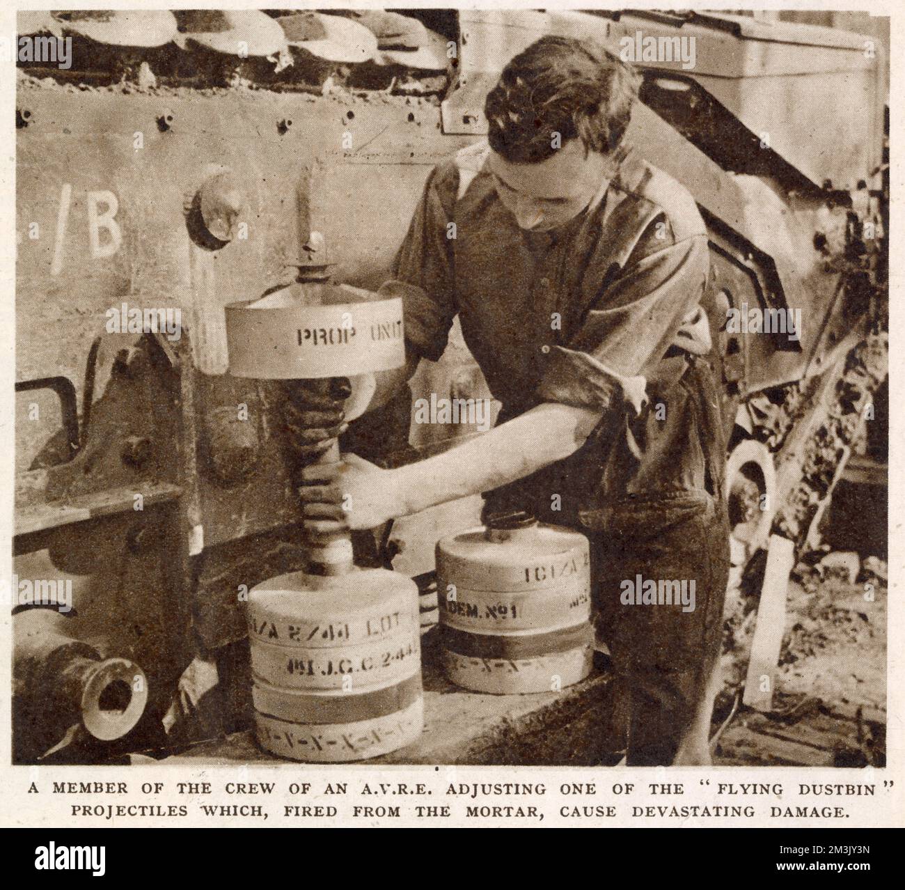 Un contenitore di piccione legato allo stomaco di un paracadutista britannico, 1944. I piccioni sono una delle più antiche e affidabili forme di comunicazione militare e sono stati impiegati dagli inglesi durante varie operazioni nella seconda guerra mondiale. Foto Stock
