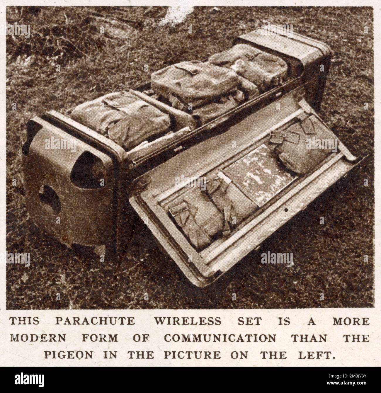 Un apparecchio radio di tipo numero 56, confezionato nel suo contenitore per paracadute, come utilizzato dalle forze aeree britanniche, 1944. Attrezzature come questa sono state utilizzate nell'operazione 'Market Garden', dalla British First Airborne Division, ad Arnhem in Olanda. Foto Stock