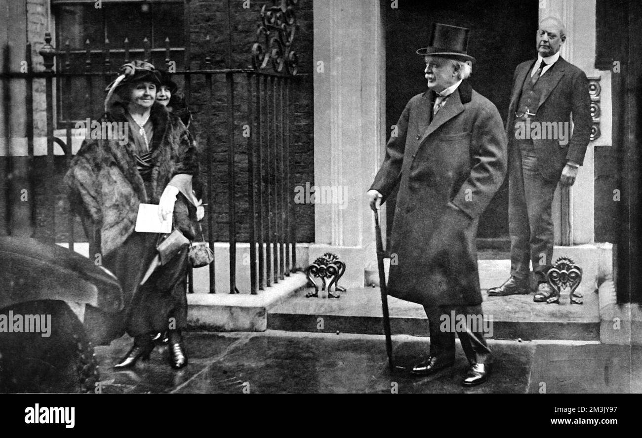 Lloyd George si è mostrato a lasciare Downing Street dopo le sue dimissioni con la moglie e la figlia Megan. Il suo annuncio di dimissioni è stato pubblicato nella circolare della Corte del 19th ottobre. Lloyd George fu presidente del Consiglio di Commercio tra il 1905-1908 e divenne cancelliere dello scacchiere nel 1908. La sua mossa più popolare è stata quella di passare la legge sulle pensioni della vecchiaia e la legge sulle assicurazioni nazionali. Ha sostituito H. H Asquith come primo Ministro della coalizione, 1916-1922, gestendo con successo i negoziati di pace dopo la guerra. Nel 1921 giunse al suo accordo più controverso con il Sinn Fein per l'indipe Foto Stock