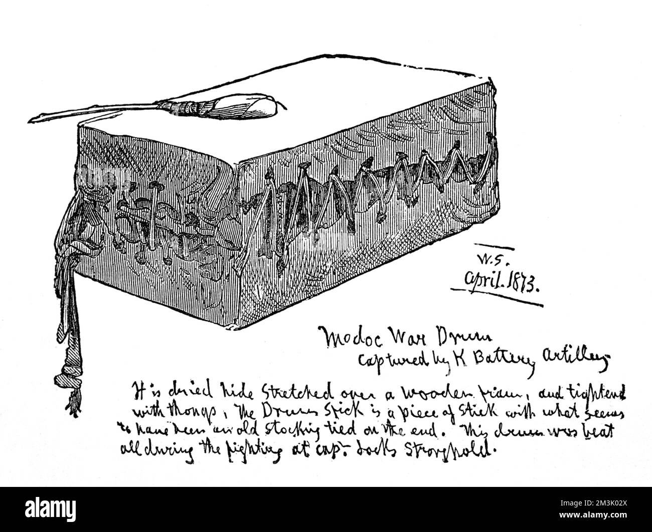 Il tamburo da guerra Modoc è fatto di pelle tesa su una cornice di legno, stretta con i thong. Il tamburo fu suonato in tutta la battaglia alla roccaforte del Capitano Jack durante la guerra di Modoc, che ebbe luogo presso i letti Lava, sul lago Tule, in California. La guerra è stata precipitata dall'assassinio del generale Canby dell'esercito statunitense e del Rev. Thomas alla Conferenza dei Capi Modoc e dei Commissari per la pace degli Stati Uniti. Data: 1873 Foto Stock