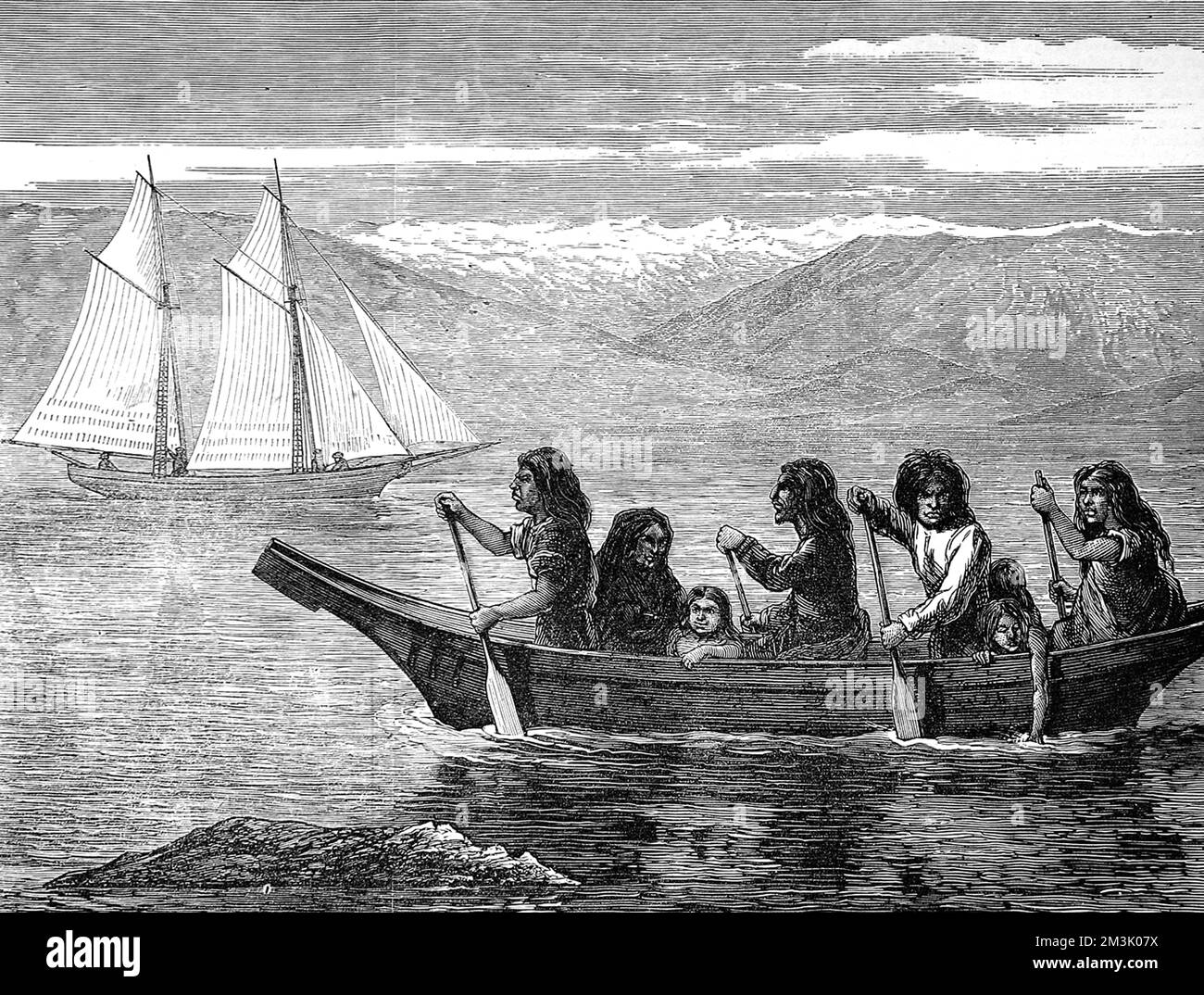 Indiani agguerriti, uomini, donne e bambini, canoa da pagaiare con una goletta sullo sfondo. Data: 1872 Foto Stock