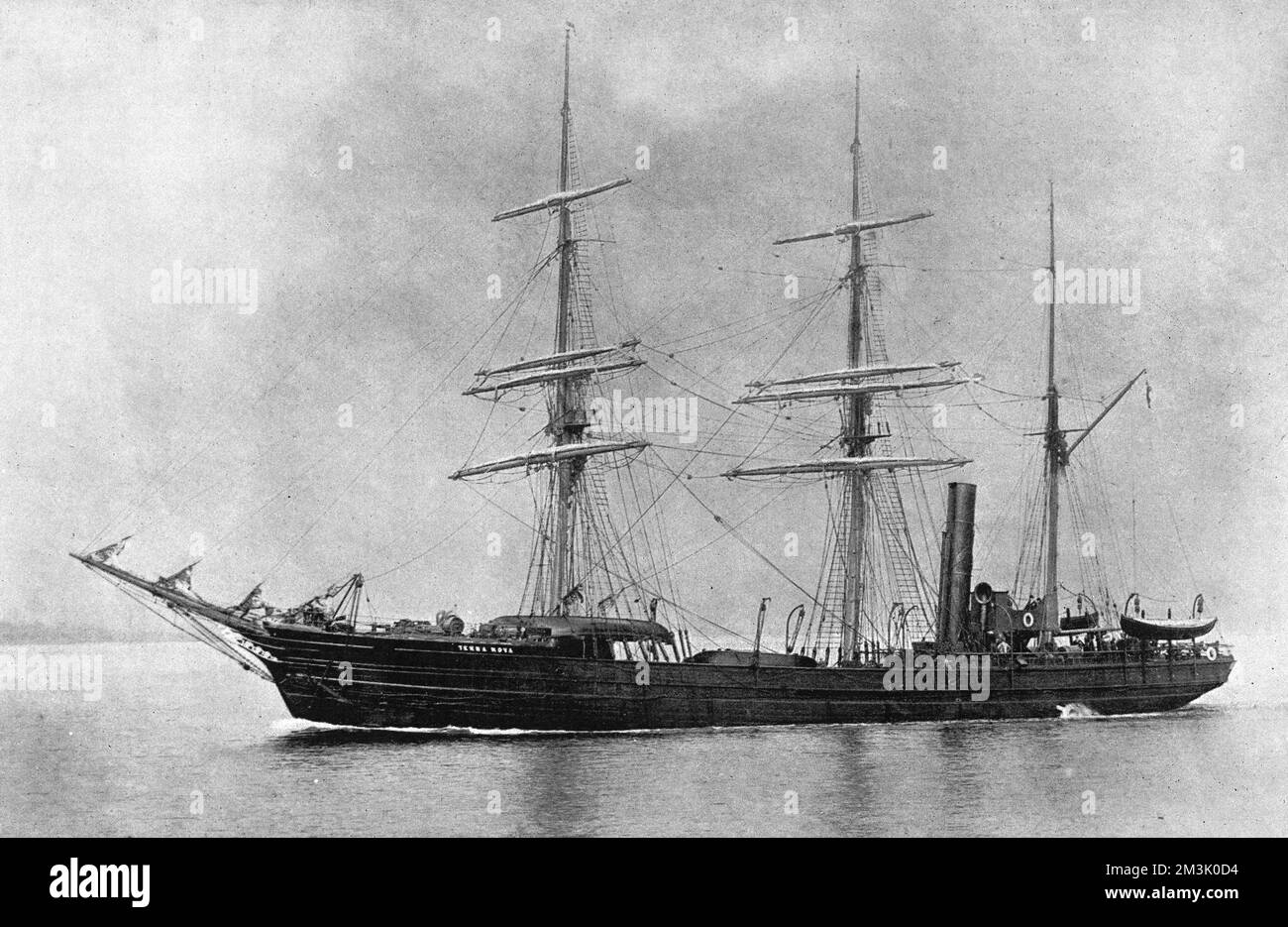 Fotografia del barque a tre alberi, 'Terra Nova', scattata nel 1903, quando si era messa in viaggio per l'Antartico per cercare di trovare e aiutare la spedizione 'Discovery'. 'Terra Nova' è stato lanciato nel 1884 da Alexander Stephan & Sons Ltd di Dundee per la flotta di caccia e balenottiera Dundee. Dopo aver dimostrato il suo valore in quel ruolo, fu impiegata come nave di soccorso per la spedizione artica Jackson-Harmsworth (1894-1897) e la spedizione Discovery del 1903. Poi, tra il 1910 e il 1913 fu la nave principale della spedizione nazionale antartica britannica guidata dal capitano Scott. Foto Stock