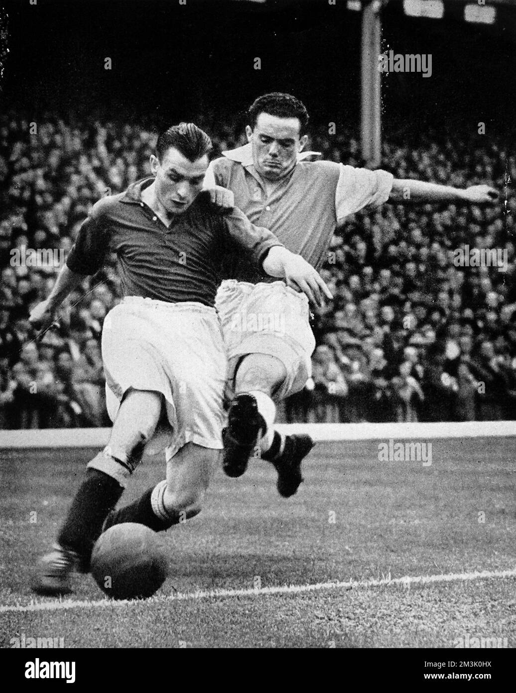 Bryn Jones of Arsenal (a destra) Tacking Gillick of Everton, durante il primo incontro di divisione giocato ad Highbury, Londra, il 1938 settembre. Jones ha segnato per l'Arsenale, ma Everton ha vinto 2-1. Data: 1938 Foto Stock