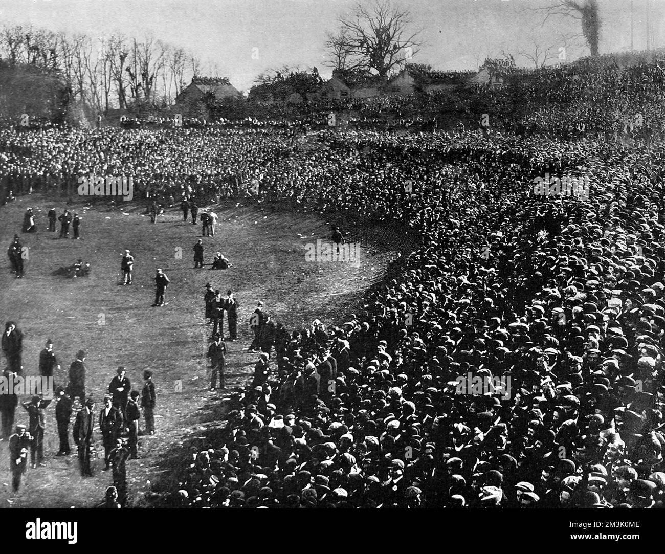 Spettatori al campo di calcio Crystal Palace per il 1901 Foto Stock