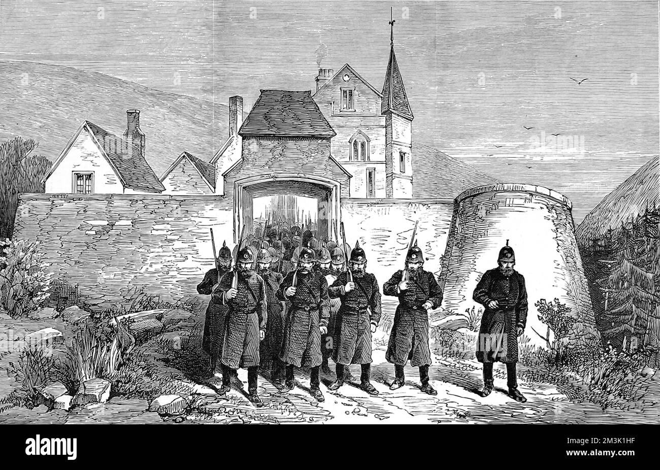 Incisione che mostra un partito di polizia che lascia il diritto on. Rowland Winn's Castle, a Glenbeigh, County Kerry, 1887. La polizia armata che esce per proteggere i terreni e le proprietà di un membro del Parlamento. Solo il cinque per cento dei terreni dell'Irlanda meridionale era di proprietà degli irlandesi. Durante la depressione agraria molti agricoltori non potevano pagare i loro affitti e sono stati sfrattati. Si trovarono di fronte alla povertà totale, all'emigrazione o alla Lega della Terra, che ricorreva a metodi violenti per difendere la loro terra. Data: 1887 Foto Stock