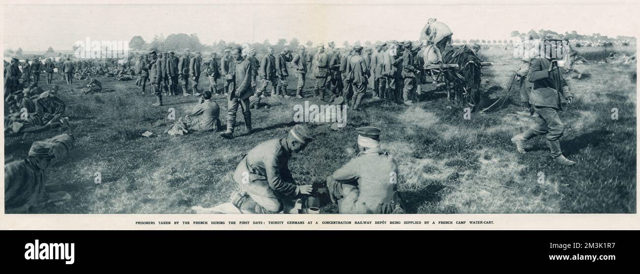 A un gran gruppo di tedeschi prigionieri degli Alleati durante l'offensiva del luglio 1916 viene data acqua da un carro francese trainato da cavalli. Foto Stock