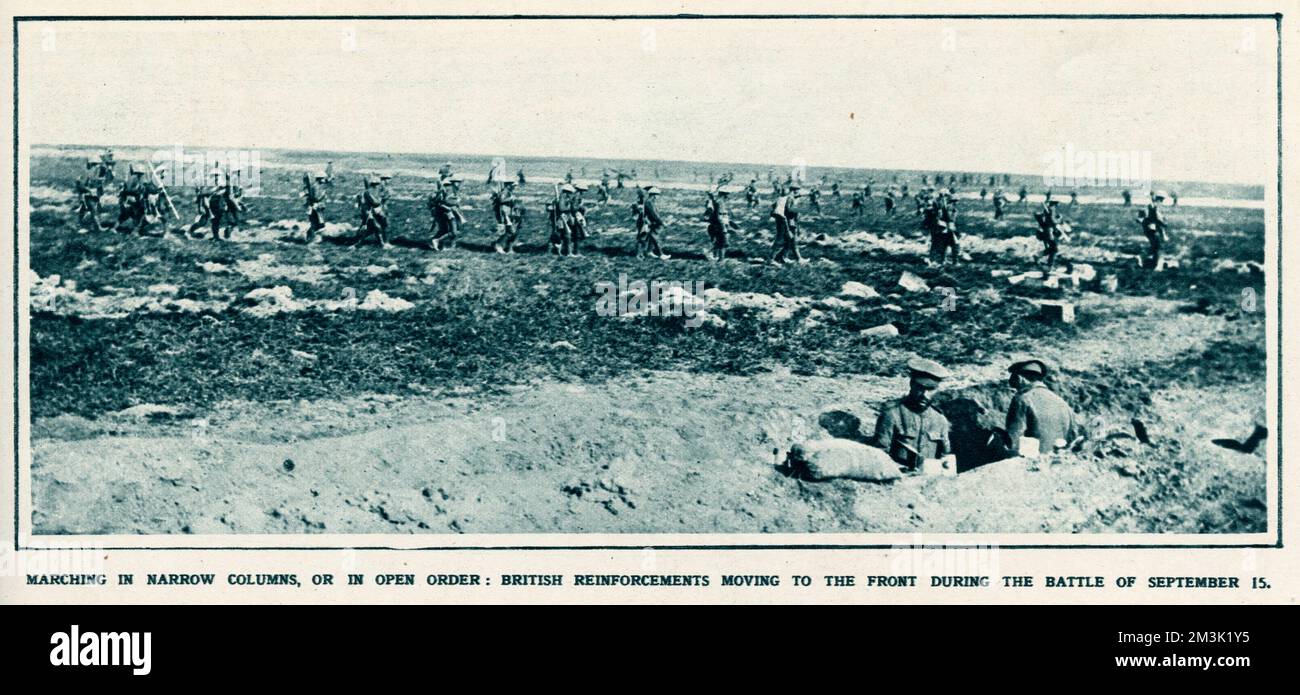 I rinforzi della fanteria britannica sono mostrati muovendosi in colonne lunghe e strette verso le linee anteriori, settembre 1916. I soldati marciarono in modo da minimizzare qualsiasi danno che potrebbe essere inflitto loro dal fuoco nemico dell'artiglieria. 1916 Foto Stock