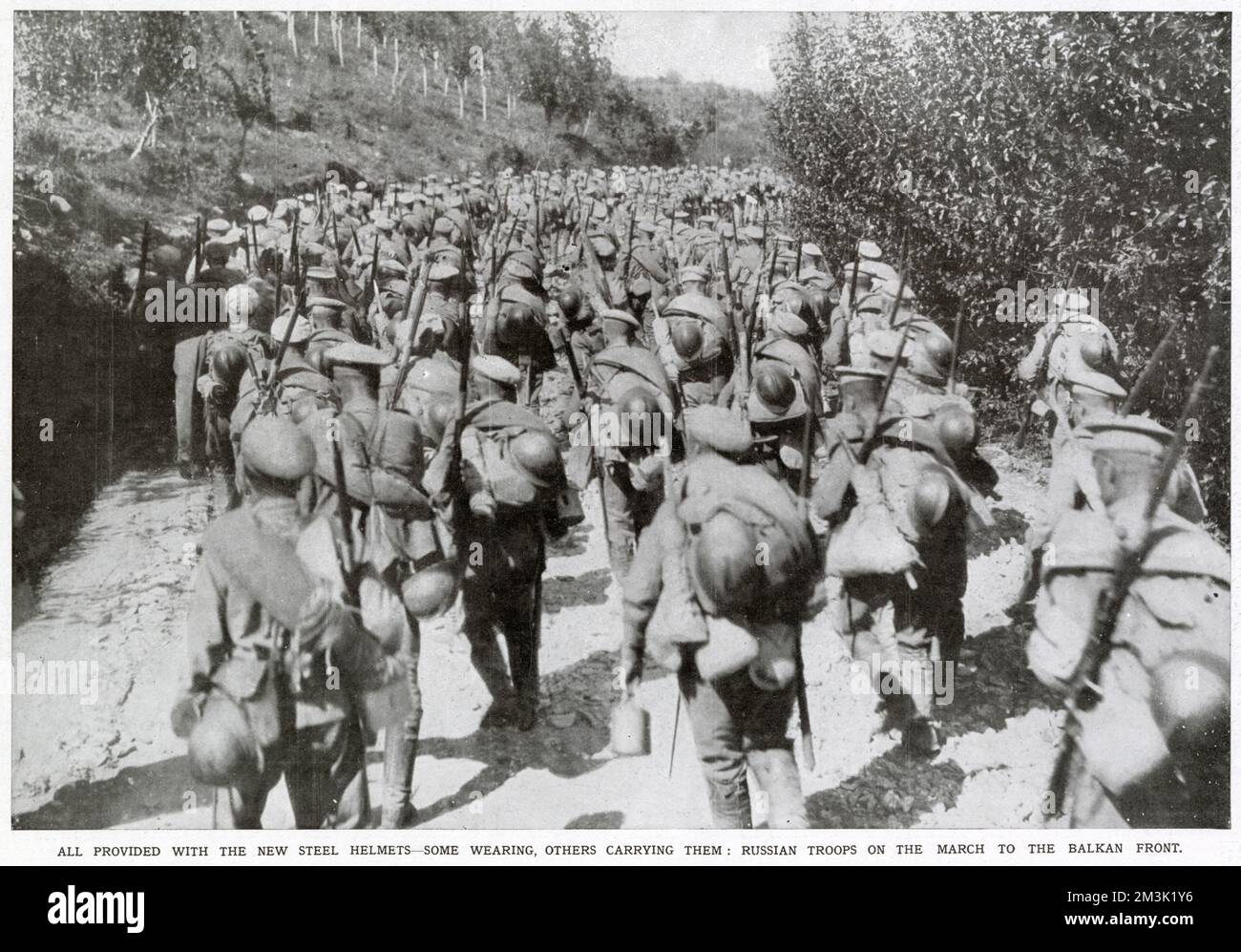 Un gran numero di fanteria russa, dotata solo di caschi in acciaio introdotti di recente, viene mostrato marciando verso il fronte balcanico. Si riferisce che i soldati sono arrivati all'accampamento alleato a Salonicco, in Grecia, il 9th ottobre 1916. Foto Stock