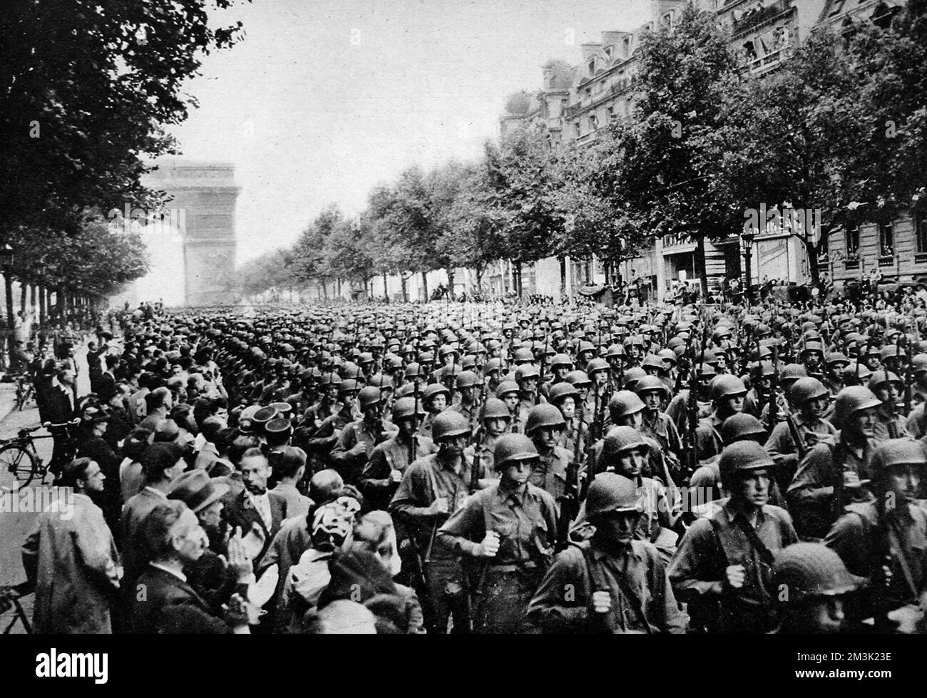 Truppe della Quarta Divisione degli Stati Uniti marciano lungo gli Champs Elysees, Parigi, 1944. Non si è trattato di una parata di vittoria, ma piuttosto di una dimostrazione di forza per rassicurare i cittadini francesi della capitale e dissuadere ogni ulteriore azione tedesca nella città. 1944 Foto Stock