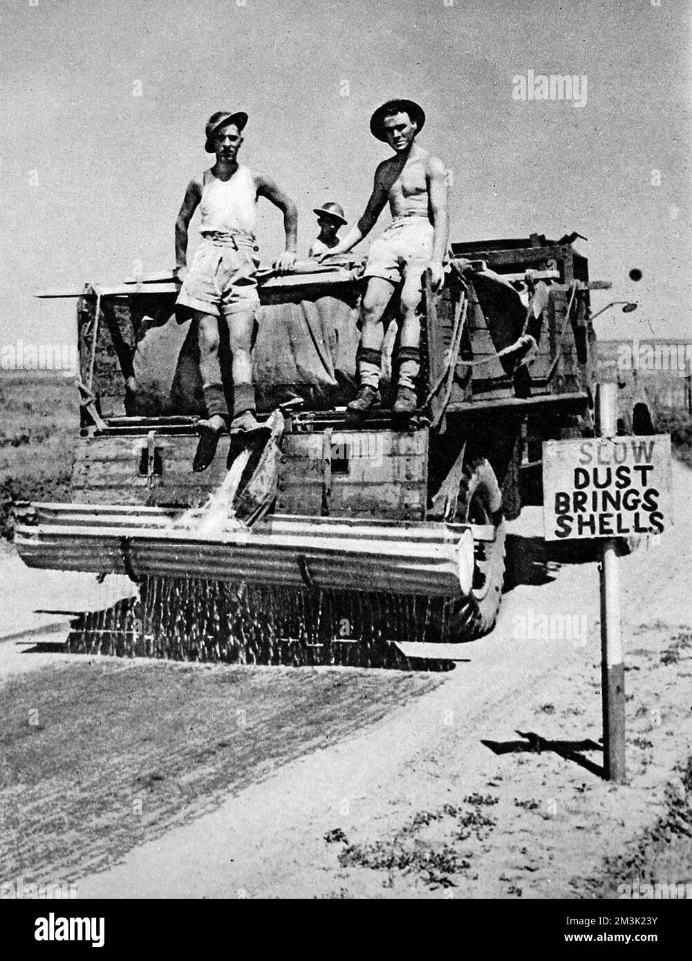 Annaffiatoio per camion alleati sulle strade italiane; seconda guerra mondiale, 1944. Foto Stock