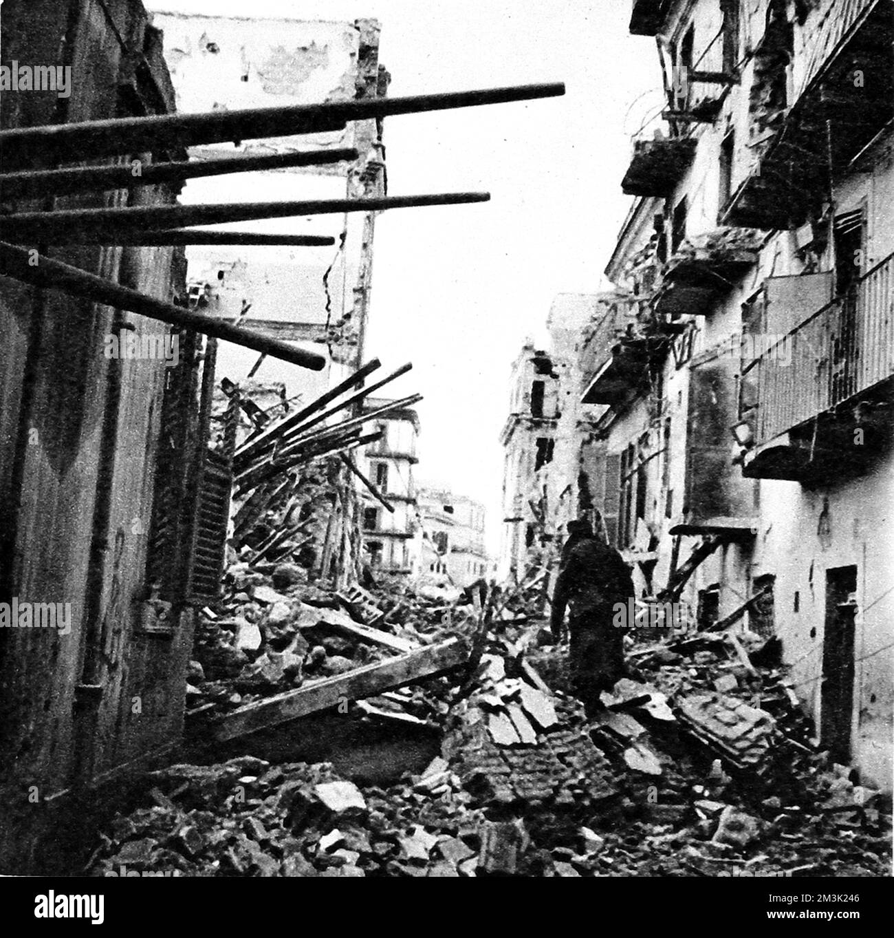 Wrecked Street ad Anzio, Italia; seconda guerra mondiale, 1944. Foto Stock