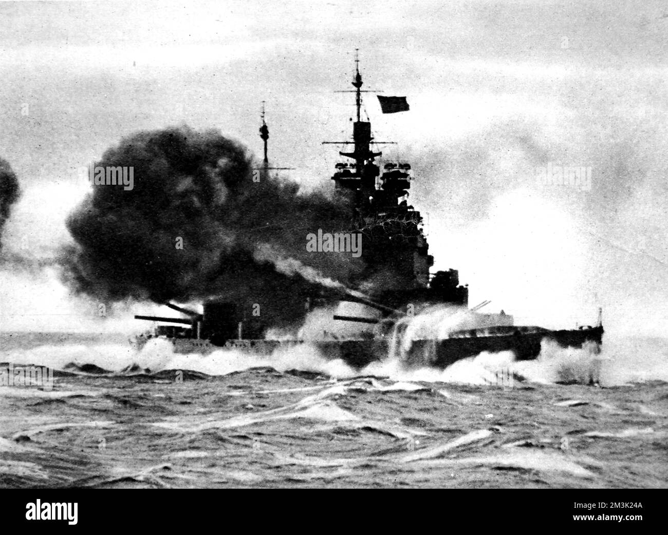 La nave da guerra della Royal Navy HMS "Duke of York" che spara le sue pistole da 14 pollici, mentre i mari pesanti si infrangono sui suoi archi, qualche volta durante la seconda guerra mondiale. Il 'Duke of York' fu una nave da guerra da 35.000 tonnellate costruita dal cantiere di John Brown a Clydebank nel 1941. Data: 1944 Foto Stock