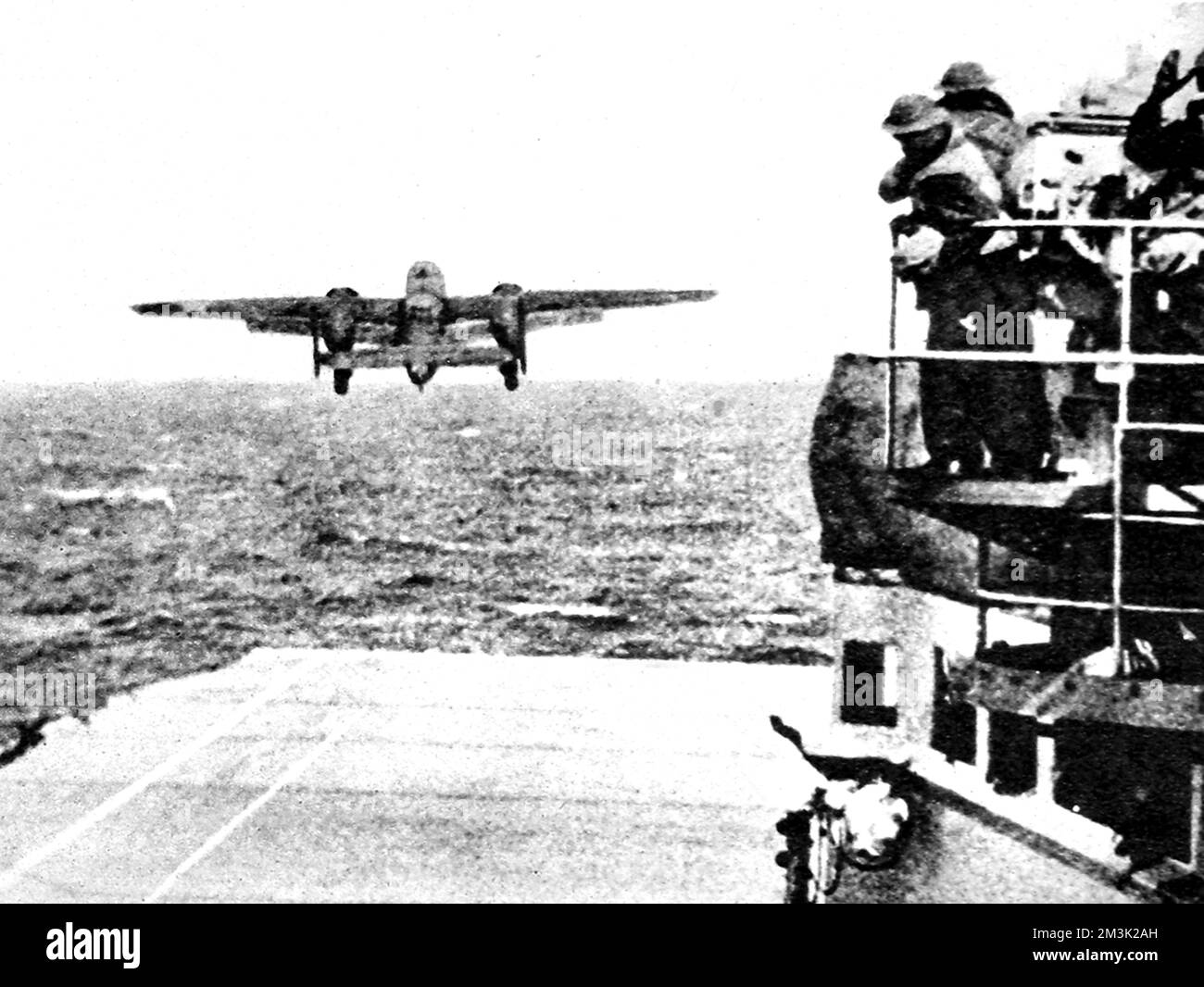 B-25 Mitchell Bomber decolla da 'Hornet'; Second World Foto Stock