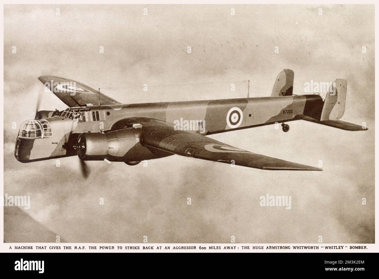 Fotografia di un bombardiere 'Whitley' della Royal Air Force Armstrong Whitworth in volo. Foto Stock