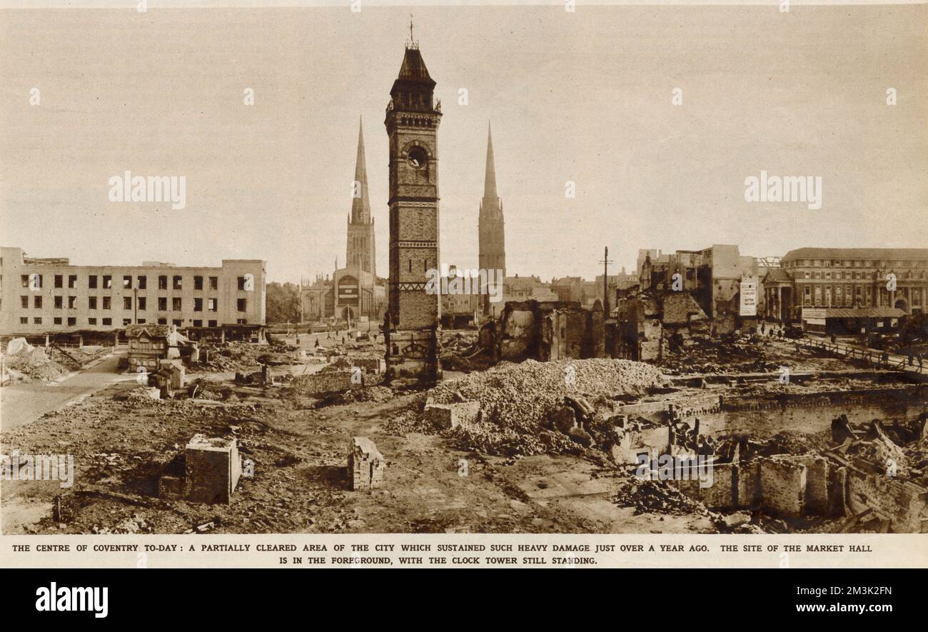 Il centro della città di Coventry, con la torre dell'orologio ancora in piedi ma circondata da detriti. Coventry fu pesantemente bombardata nel 1940 e gran parte del centro della città, inclusa la cattedrale, fu distrutta. Foto Stock