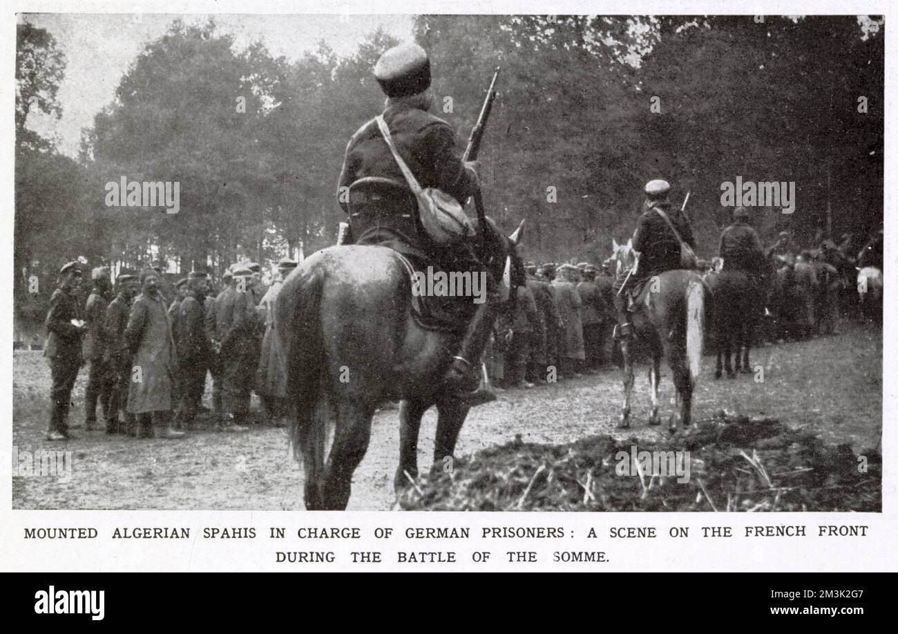 Francese Algerino Spahis a cavallo guardia soldati tedeschi catturati durante la battaglia della Somme. Foto Stock