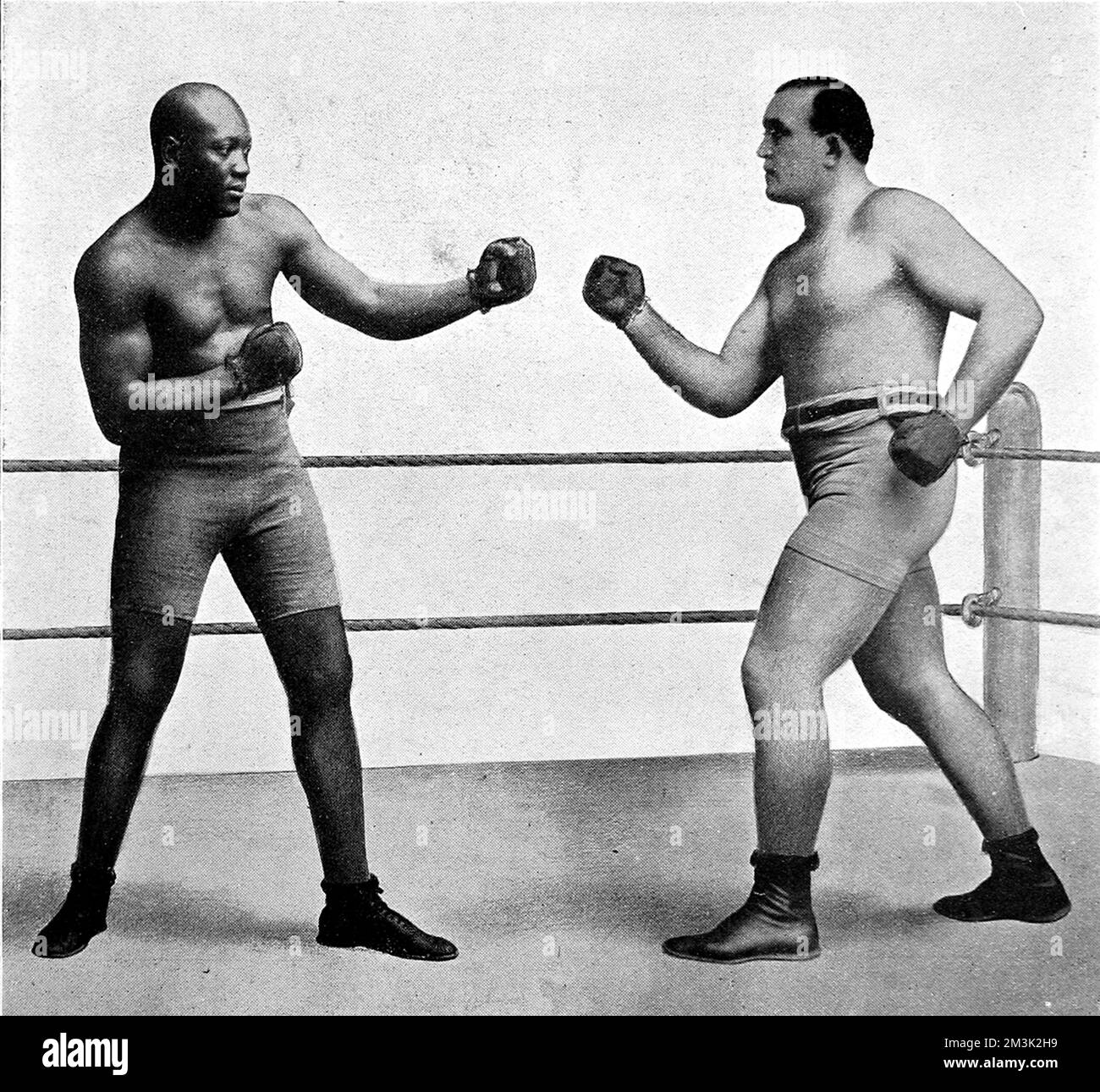 Jack Johnson (1878 - 1946) (a sinistra) e James J. Jeffries (1875 - 1953), i pugili pesanti che hanno combattuto per il Campionato del mondo nel 1910. Johnson ha sconfitto Jeffries nel 15th° turno del loro incontro a Reno, Nevada, il 4th luglio di quell'anno. Data: 1910 Foto Stock