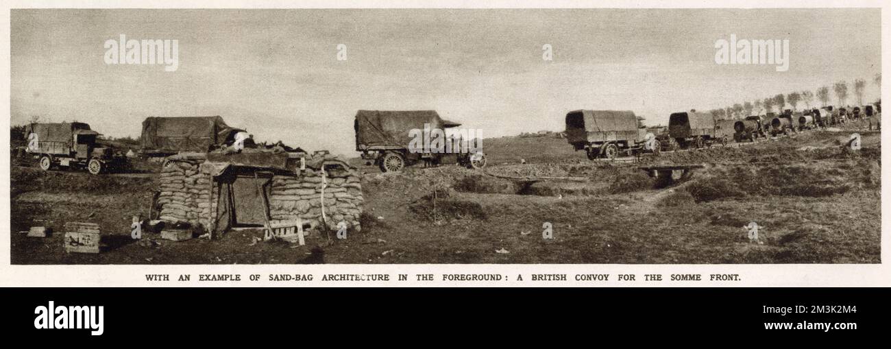 Un convoglio di camion britannici che si dirigono verso la parte Somme del fronte occidentale. Foto Stock