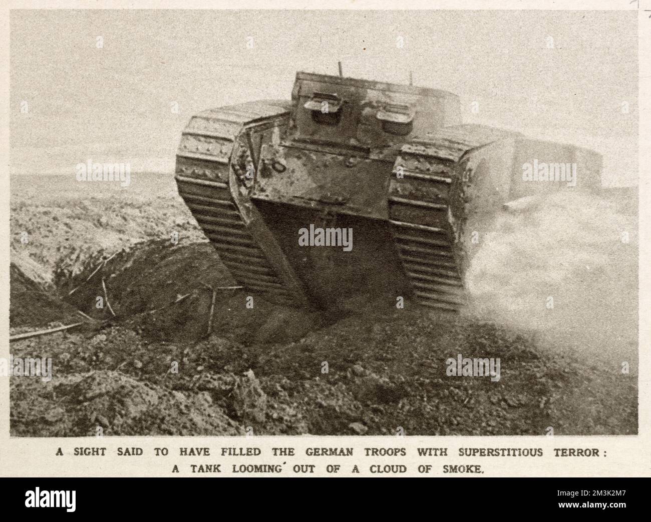 British Tank, forse un 'Marco IV maschio', in movimento su terreno accidentato in qualche parte in Francia durante l'ultima parte del 1916. Foto Stock