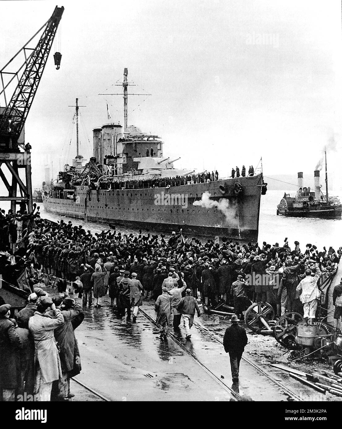 Arrivo del Royal Navy Cruiser HMS 'Exeter' a Plymouth Docks, 1940 febbraio. 'Exeter' tornò in Gran Bretagna per la prima volta da quando prese parte alla Battaglia del River Plate, che si concluse con lo scutling dell'ammiraglio Graf Spee, la 'corazzata tascabile' tedesca. 1940 Foto Stock