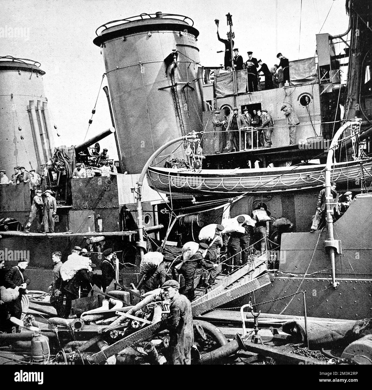 Marinaio della HMS «Coventry» che trasporta sacchi di patate sulla propria nave, in quanto viene riattaccato in un cantiere navale britannico nel 1940. HMS 'Coventry' era un incrociatore antiaereo di 4290 tonnellate. 1940 Foto Stock