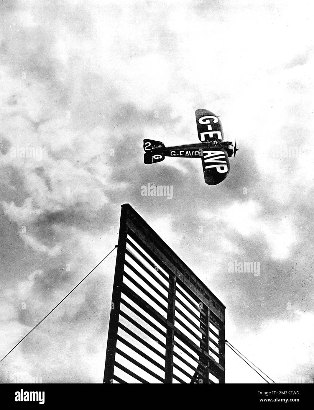 Monoplanare 'Lucifer', pilotato da L.L. Carter, attraversando la 'linea' per prendere il primo posto nella corsa Aerial Derby handicap, Croydon, 1922. 1922 Foto Stock