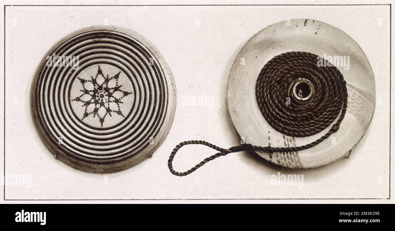 Due metà di uno yo-yo di epoca napoleonica, in avorio, con nucleo in ottone. Foto Stock