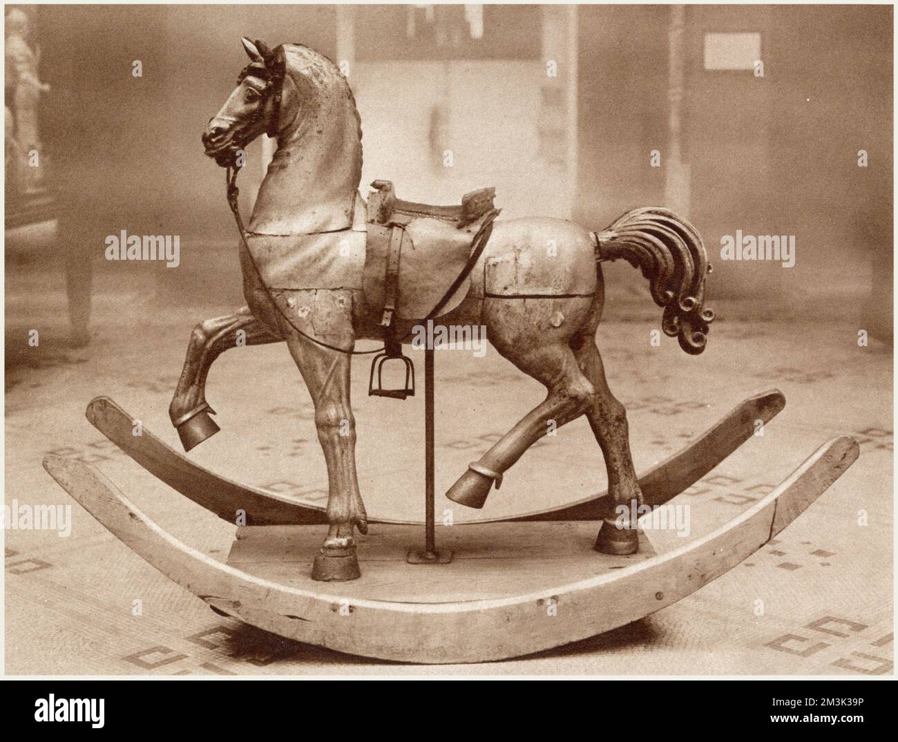 Un cavallo a dondolo in legno del XVII secolo per bambini, al Victoria and Albert Museum di Londra. Foto Stock