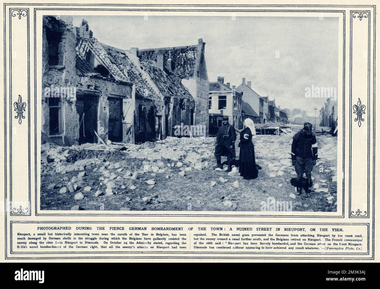 Durante il feroce bombardamento tedesco della città: Una strada in rovina a Nieuport. Data: 1914 Foto Stock