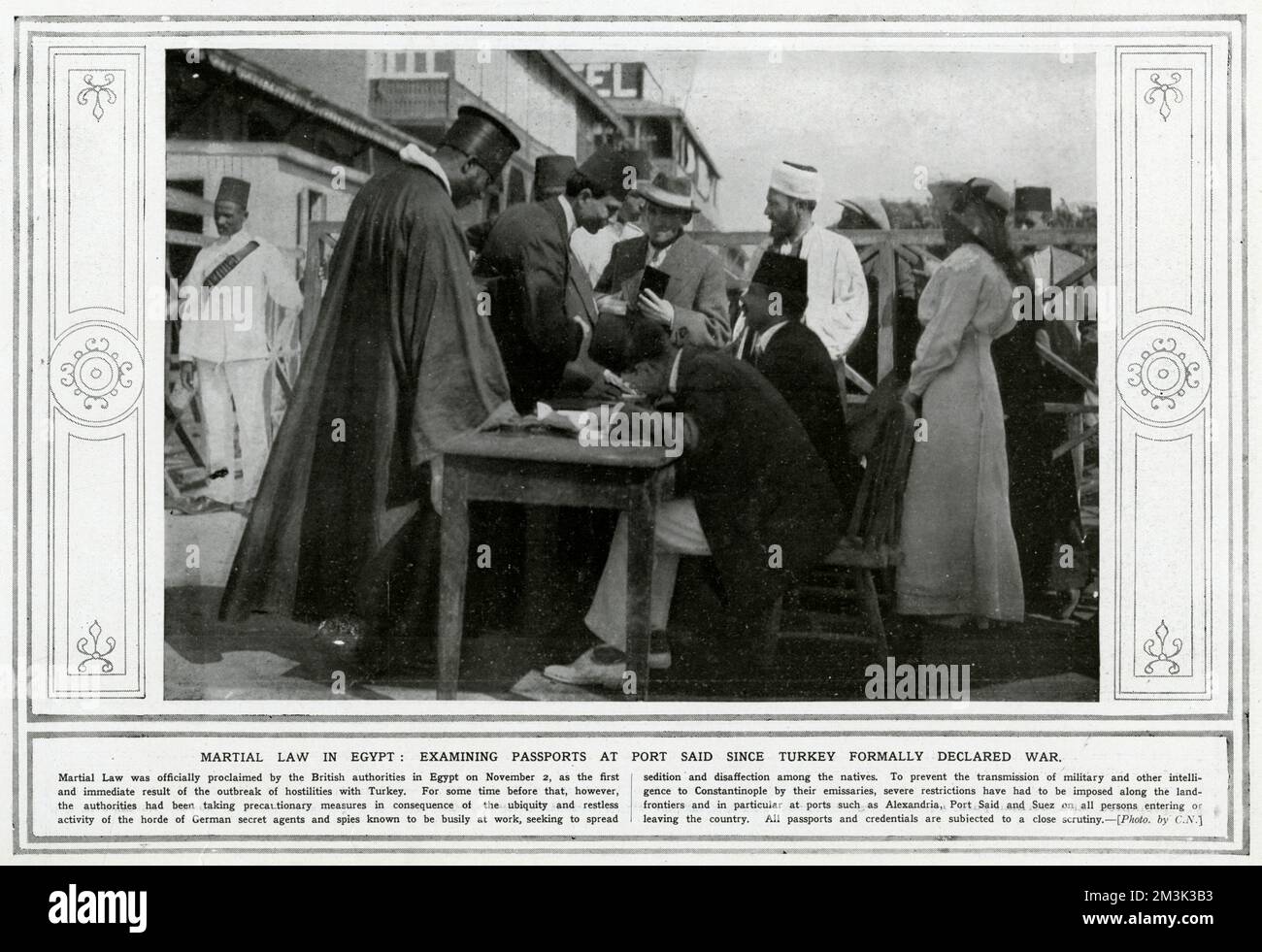 Legge marziale in Egitto: Esaminare i passaporti a Porto ha detto da quando la Turchia formalmente dichiarato guerra. 1914 Foto Stock