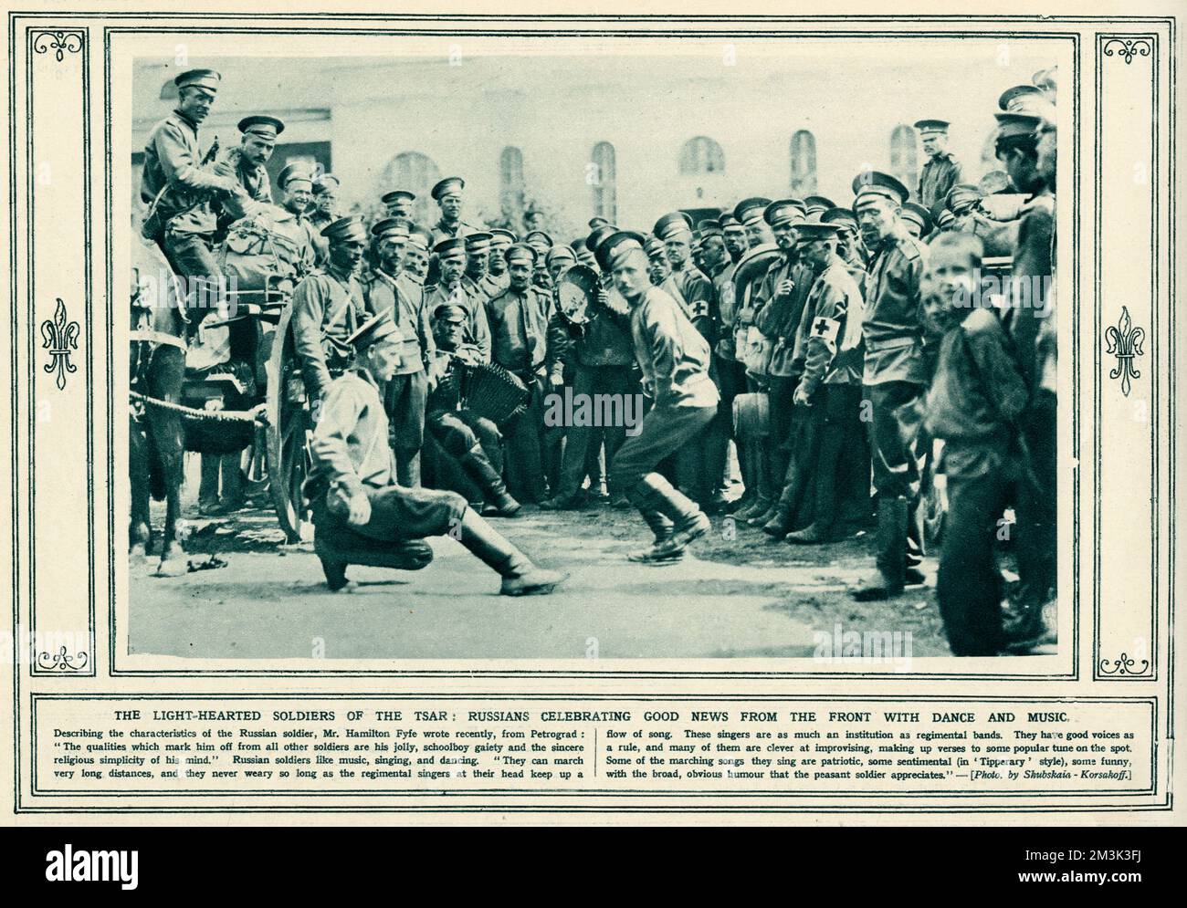 I soldati russi celebrano le buone notizie dal fronte con la danza e la musica. Data: 1914 Foto Stock