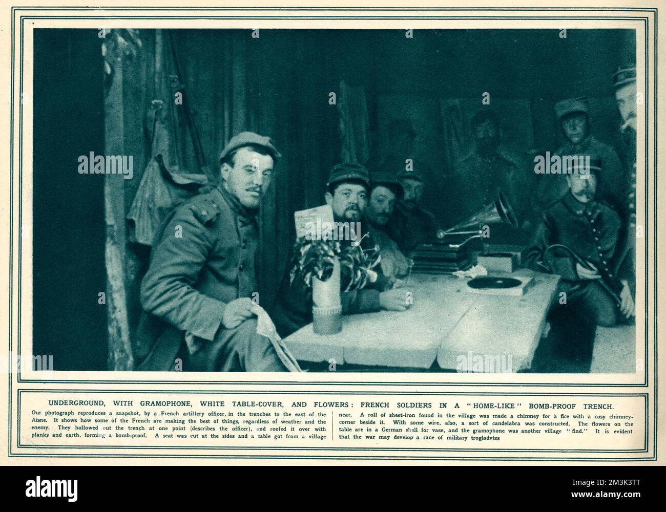 Sottoterra con un grammofono, una copertura da tavolo bianca e fiori: Soldati francesi in una trincea a prova di bomba "a casa". 1914 Foto Stock