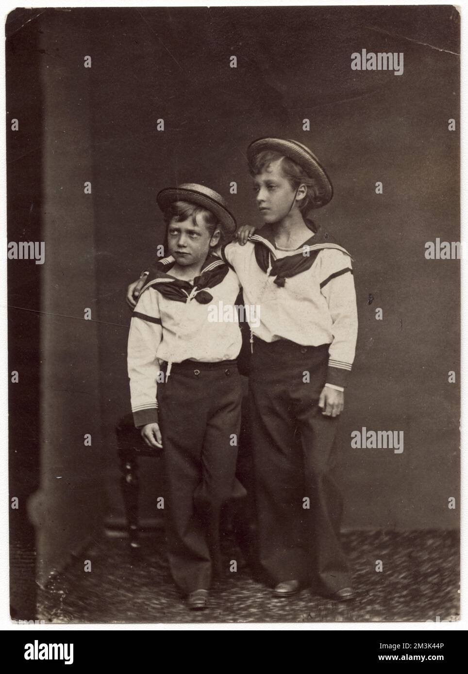 Il Principe George, (a sinistra) e il Principe Albert Victor (a destra), indossando uniformi navali. Il principe George continuò a diventare re Giorgio V di Gran Bretagna e Irlanda del Nord (1865 - 1936). Il principe Alberto Vittorio (1864 - 1892), più tardi noto come Duca di Clarence, morì prima di salire sul trono. Foto Stock