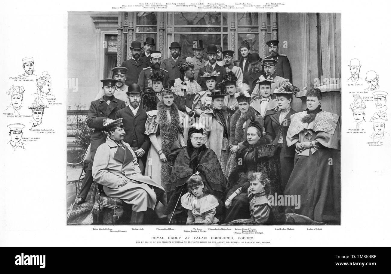 La regina Vittoria fiancheggiata da prole, nipoti e bisnonni nel 1894 al Palais Edinburgh, Coburg. Nella foto sono inclusi Kaiser Wilhelm II (seduto a sinistra), Nicola II di Russia (in piedi secondo da sinistra) e il Principe di Galles (in seguito Edoardo VII). 1894 Foto Stock