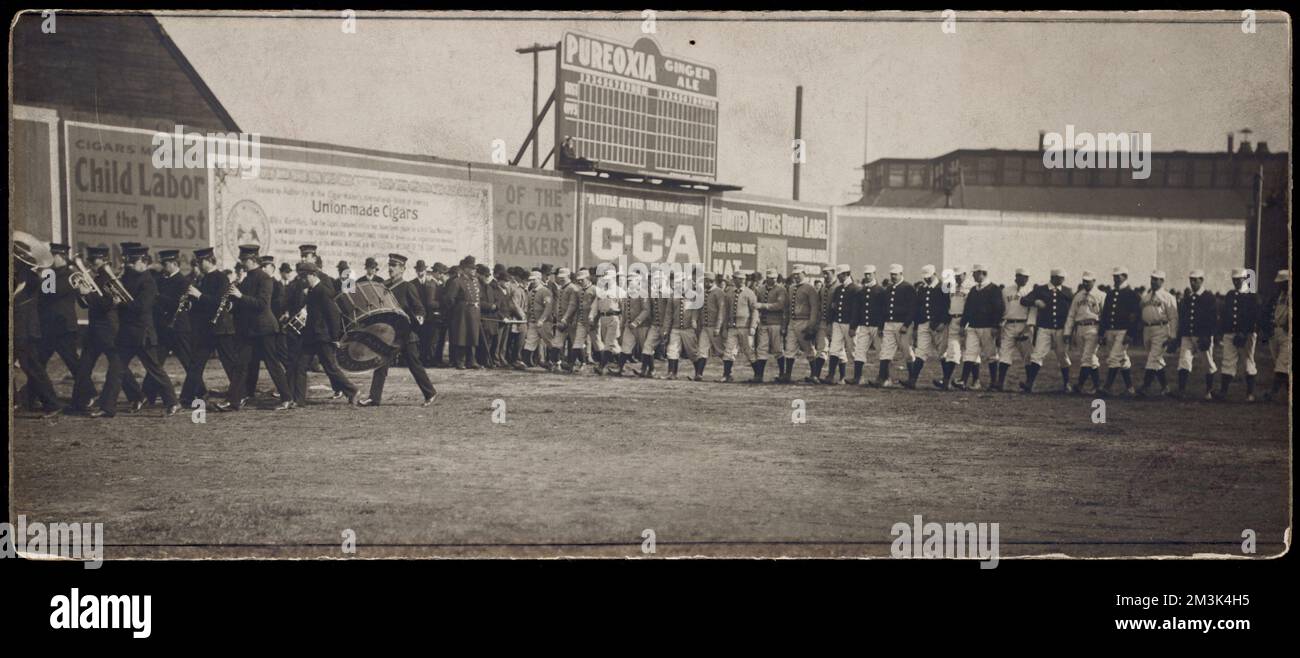 Cerimonia di apertura del giorno, 1904 , giocatori di baseball, baseball, bande di marching, Squadra di baseball dei Boston Red Sox, squadra di baseball dei Washington Senators : 1901-1960. Michael T. -Nuf CED- McGreevy Collection Foto Stock