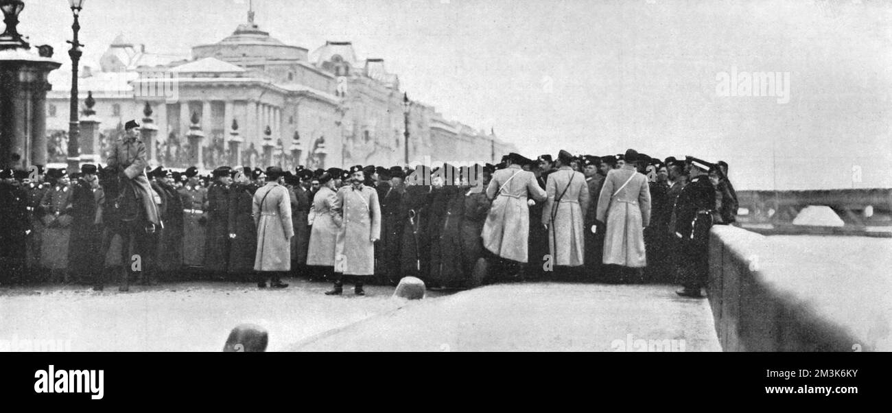 Truppe che sorvegliano il Palazzo d'Inverno prima dell'arrivo dei lavoratori russi, marciando a mano in una protesta contro lo zar Nicolas II Circa 300 scioperi, guidati da Padre Gapon, hanno partecipato a una protesta pacifica fuori dal palazzo per chiedere allo Zar Nicola II di parlare di condizioni di lavoro scarse e di bassi salari. Le truppe hanno aperto il fuoco sui dimostranti con oltre 100 morti. Gennaio 17th 1905 divenne noto come Domenica Rossa e fu universalmente considerato come un precursore della Rivoluzione russa del 1917. Foto Stock